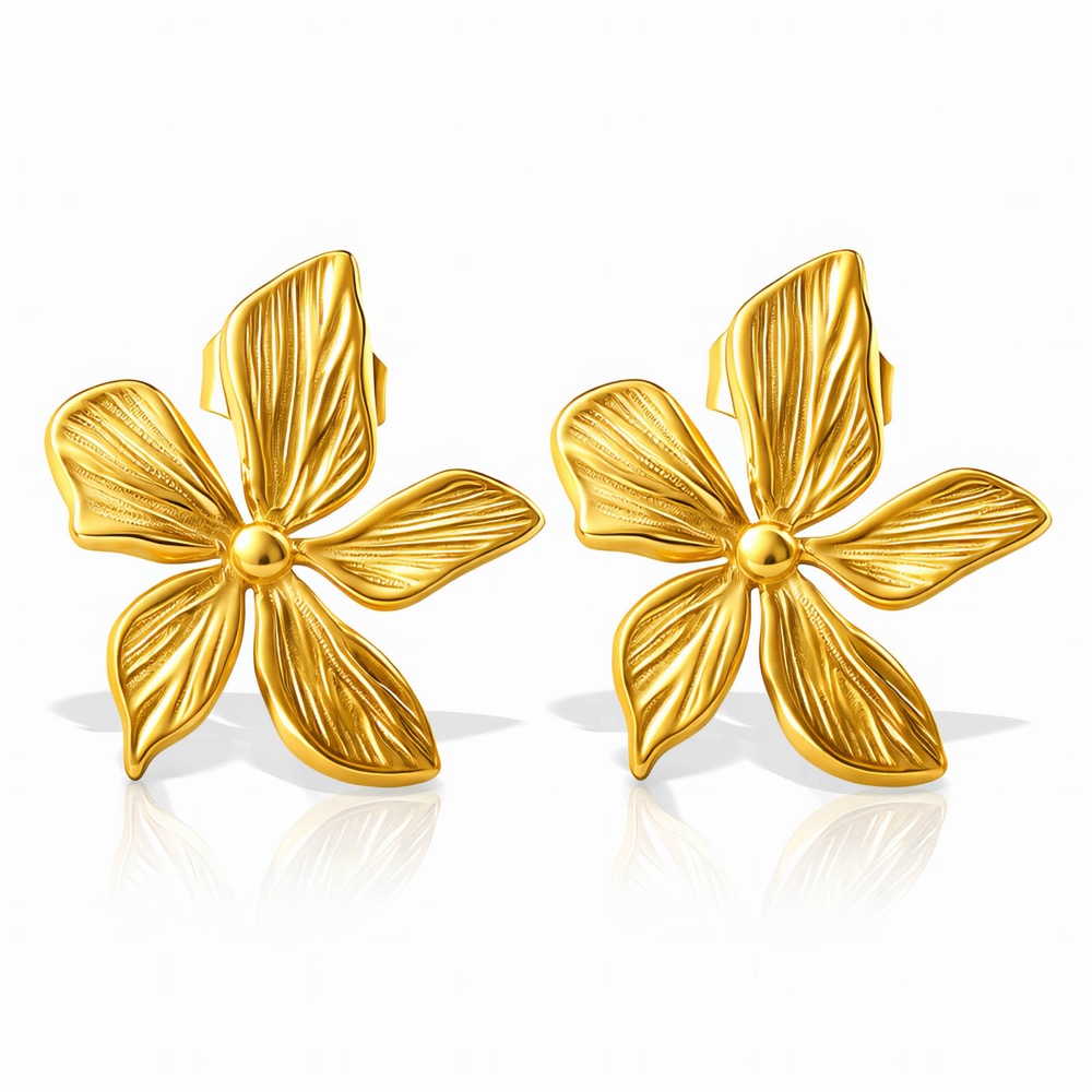 Goldfarbene Ohrstecker in Form einer vierblättrigen Blüte