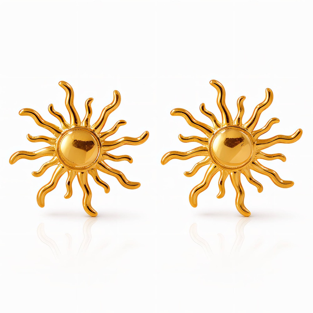 Goldfarbene Ohrstecker in Form einer strahlenden Sonne